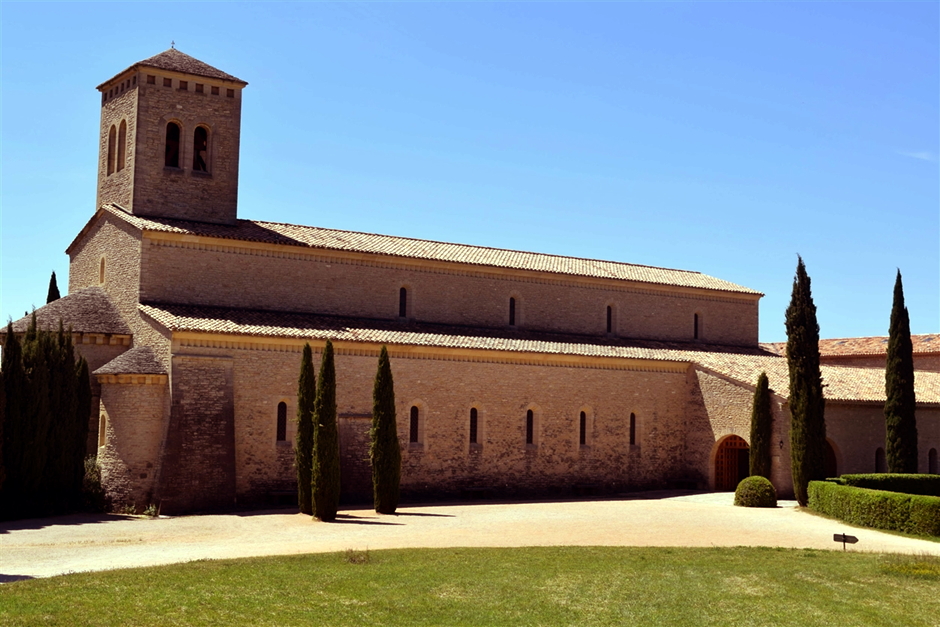 Abbaye du Barroux  une abbaye bénédictine au pied du mont Ventoux